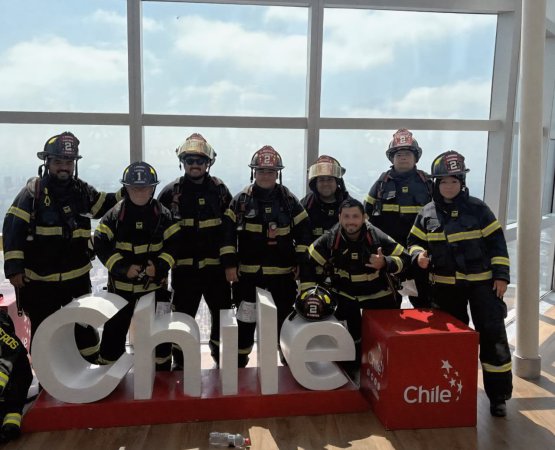Bomberos de Caldera desafiaron el Costanera Center en cita nacional solidaria