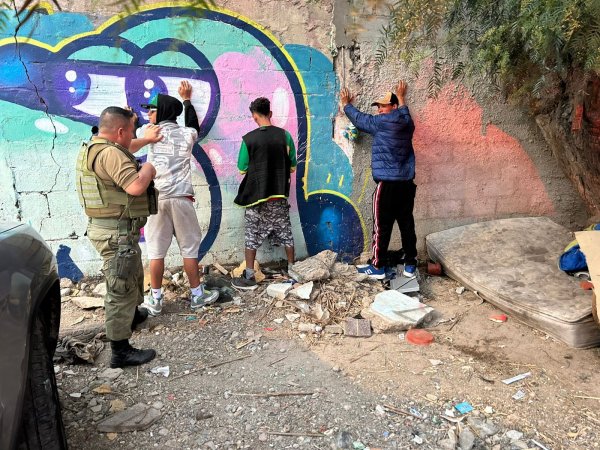 Detención en pleno centro de Copiapó: Carabineros arresta a tres sujetos con antecedentes tras violenta resistencia a control policial