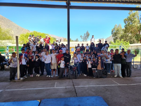 Desde Atacama al podio: deportistas locales encendieron los sueños de estudiantes en Los Loros
