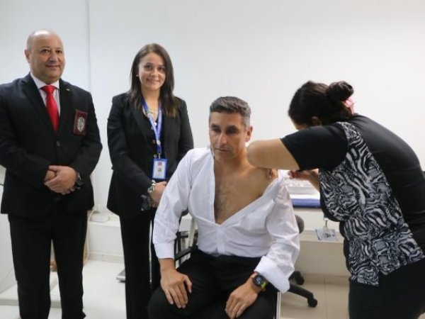 Operativo de vacunación en cuartel de la PDI refuerza la prevención de enfermedades respiratorias en invierno