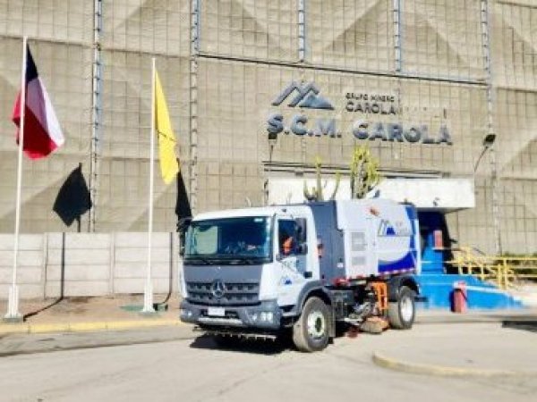 SCM Carola incorporó segundo camión barredor para reforzar el control de polvo en sus operaciones y en Tierra Amarilla