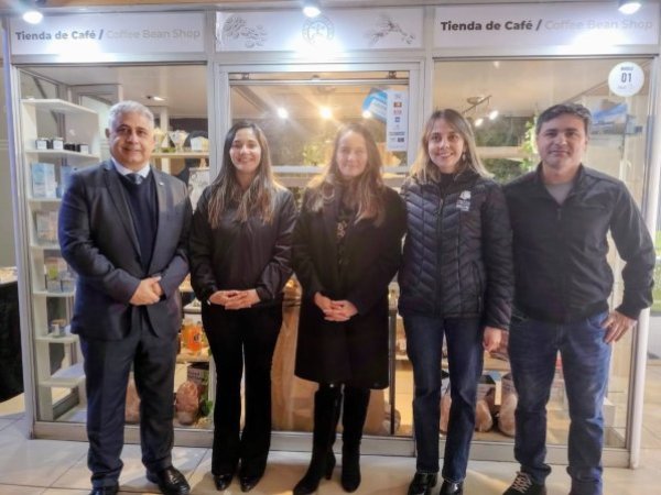 Inauguran nueva tienda de emprendedora en el centro comercial Plaza Real.