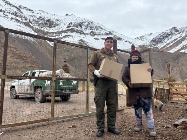 Carabineros y Municipalidad entregan ayuda a comunidades Colla aisladas por sistema frontal