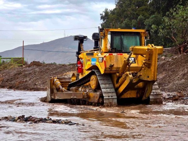 Alcalde Cristóbal Zúñiga gestiona trabajo de maquinarias en río Copiapó para mitigar efectos de aumento del caudal