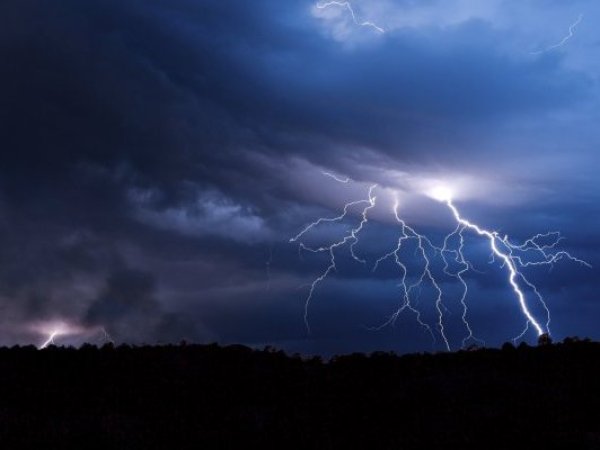 MeteoChile actualiza aviso por probables tormentas eléctricas en Atacama: Fenómeno afectará principalmente a la pampa regional este miércoles