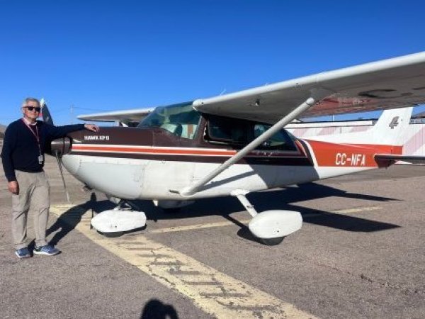 El piloto que lleva cuatro décadas surcando los cielos de Atacama