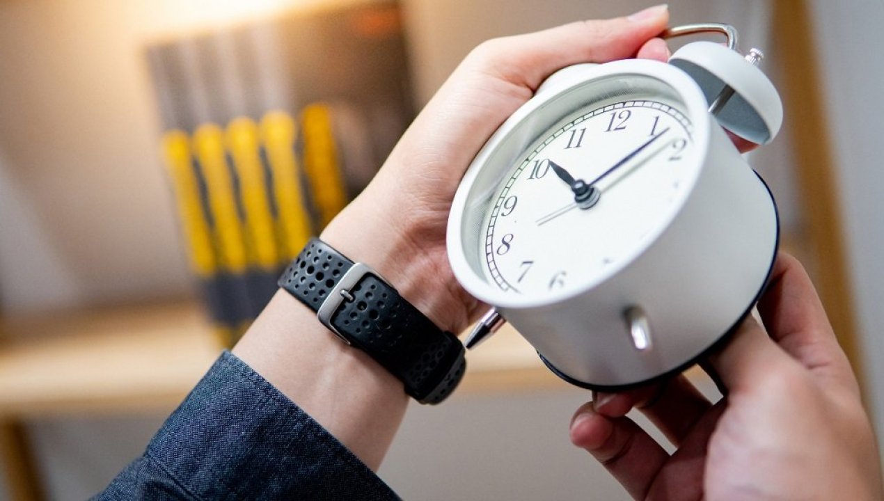 /cambio-de-hora-2025-cuando-comienza-el-horario-de-verano-en-chile