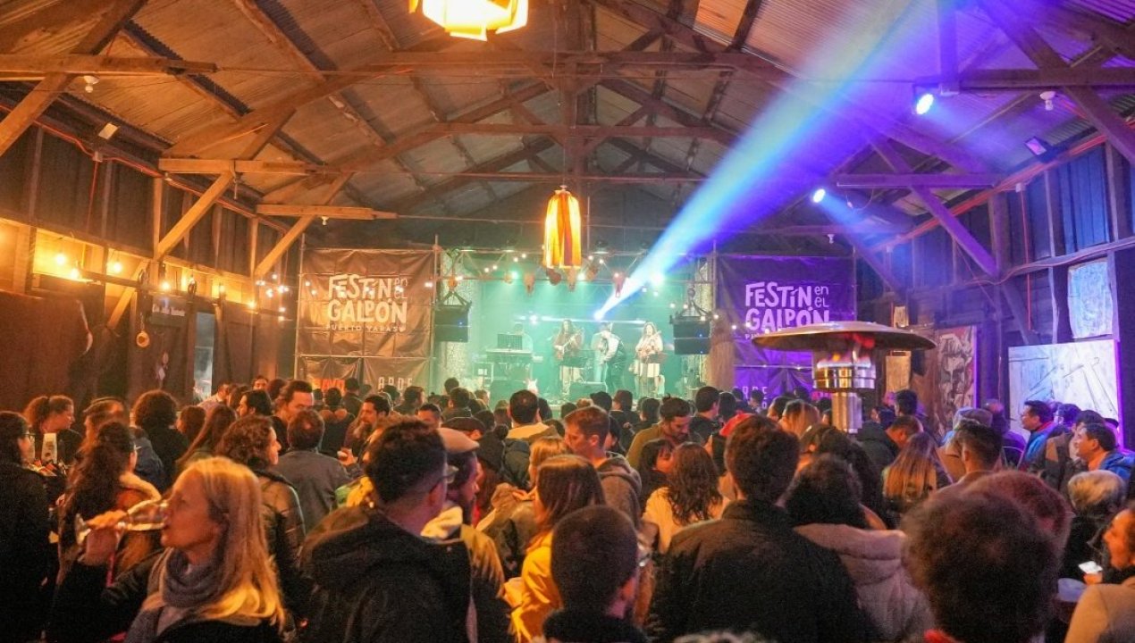 /puerto-varas-se-enciende-con-el-invierno-tropical-de-festin-en-el-galpon