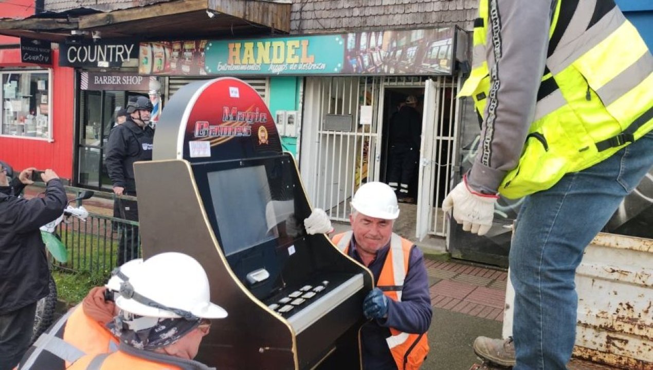 /local/lo-ilegal-no-se-va-a-permitir-en-puerto-montt-alcalde-wainraihgt