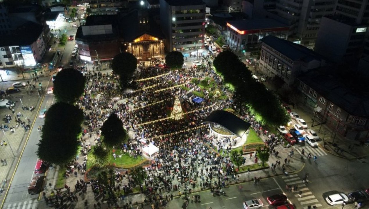 /puerto-montt-dio-inicio-al-espiritu-navideno-con-multitudinario-encendido