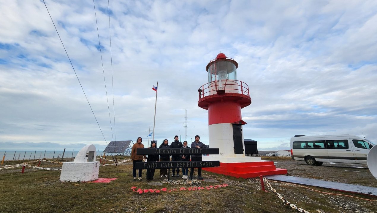 /vecinos-de-primavera-visitaron-el-faro-cabo-espiritu-santo-en-el-dia-de-los