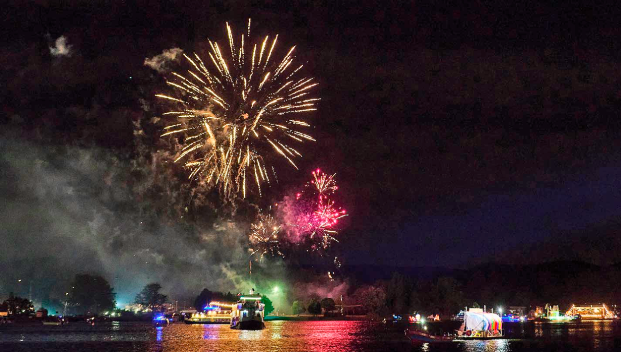 /regionales/region-de-los-rios/cascada-pirotecnica-y-mas-de-50-embarcaciones-marcaron-la-noche-valdiviana