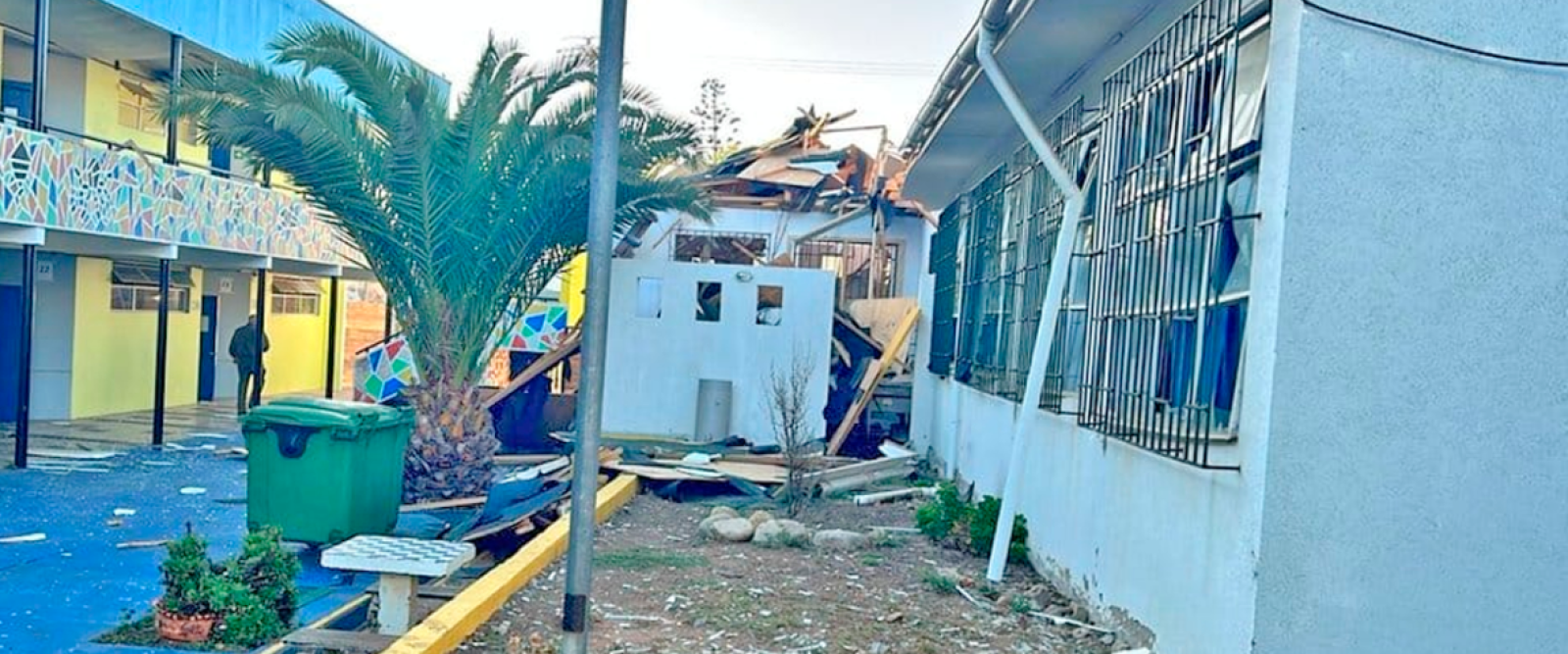 Explosión afecta a liceo en Los Vilos: Profesora resultó con quemaduras