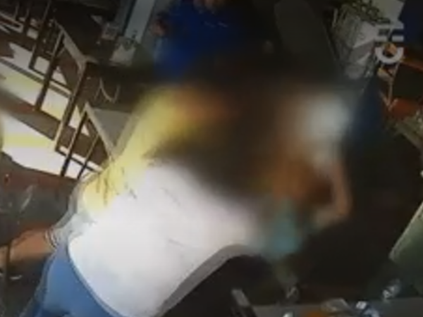 VIDEO | Golpearon a mujer con una silla por reclamar pataleta de menor