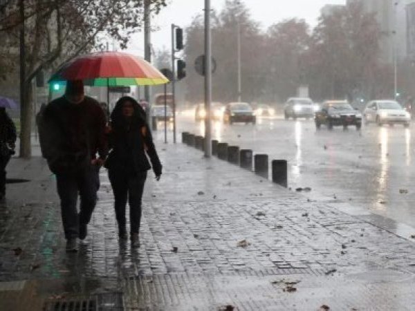 Lluvia, viento y nieve en Santiago: Gobierno actualiza pronóstico del sistema frontal