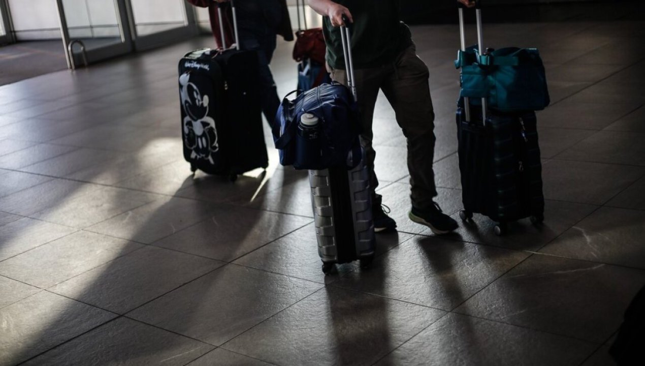 /internacional/brutal-ataque-en-aeropuerto-ruso-hombre-lanza-a-nino-al-suelo-y-lo-deja-en