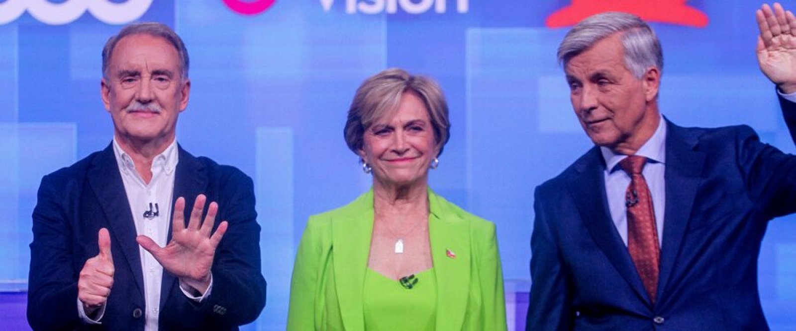 Kaiser sorprende a Matthei con una rosa por su cumpleaños durante el cierre del debate presidencial de ANATEL