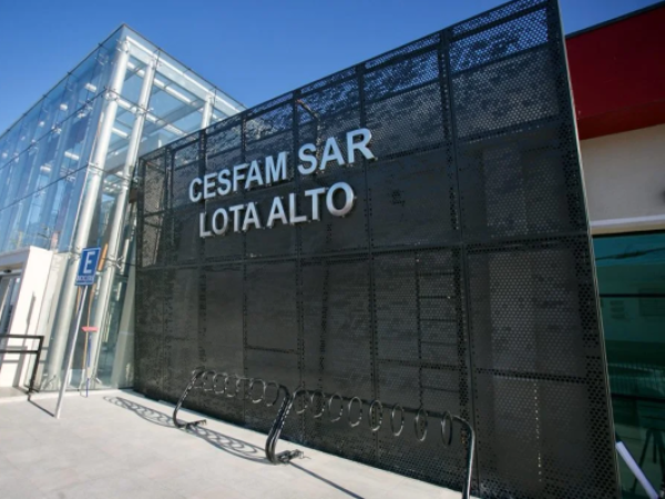 Fallece adulta mayor frente a recinto de salud sin recibir ayuda: familia presentará querella