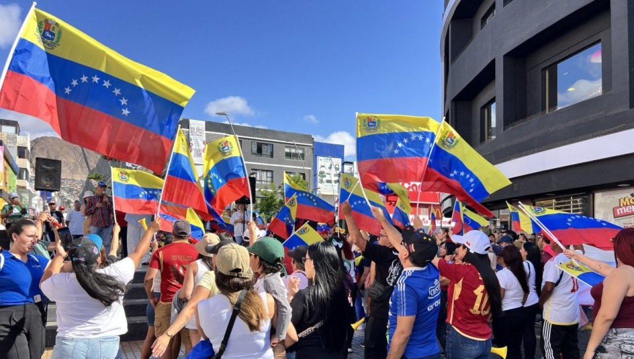 /actualidad/venezolanos-en-chile-reaccionan-a-captura-de-maduro-y-protagonizan