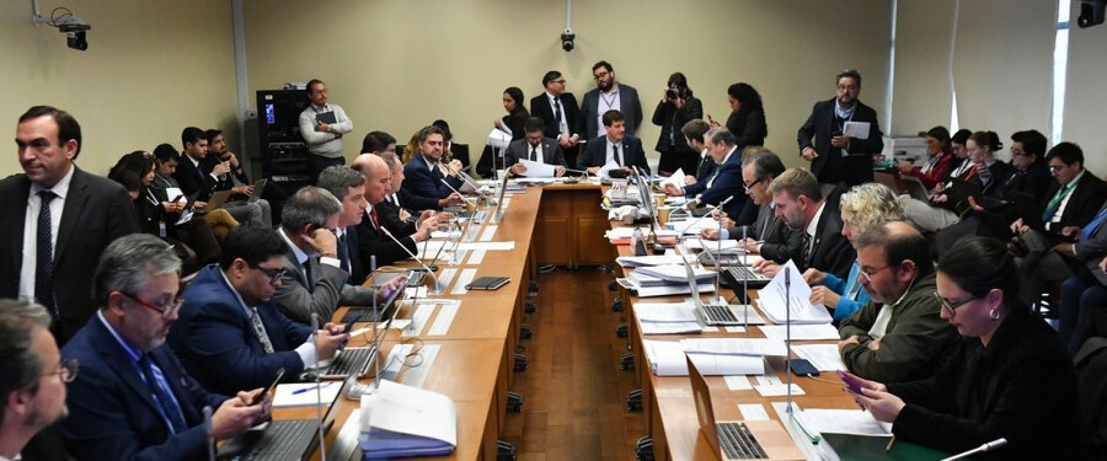 Polémica aprobación: Comisión de Hacienda autoriza millonario fondo de endeudamiento solicitado por el Ejecutivo.