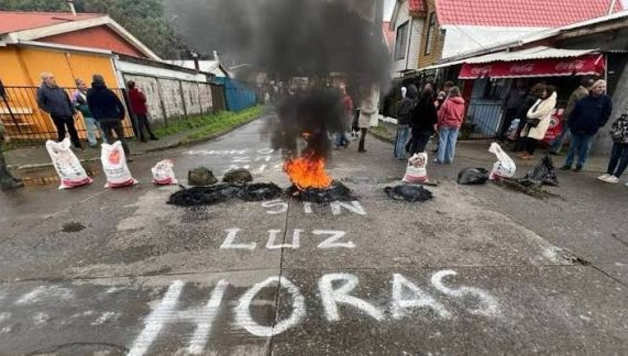 /regionales/region-de-la-araucania/vecinos-bloquean-ruta-entre-villarrica-y-lican-ray-por-prolongado-corte-de